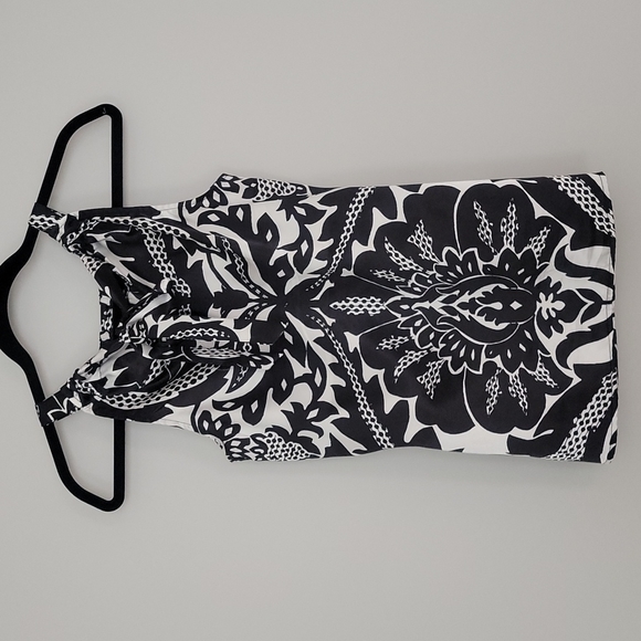 The Limited Keyhole Sleeveless Halter Like Tank - Picture 4 of 13